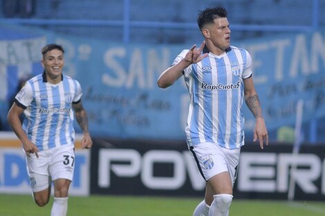 Marcelo Estigarribia festeja el gol del triunfo tucumano