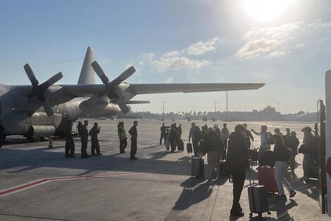 Un contingente de argentinos evacuados de Israel llega a Roma en tránsito camino a Argentina.