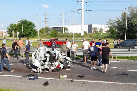 Un muerto tras un brutal choque entre un un auto y dos camiones en la autopista Ezeiza-Cañuelas