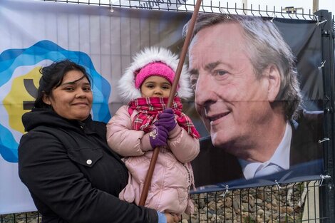 En un nuevo aniversario del fallecimiento de Néstor Kirchner, el pueblo de Santa Cruz se acercó al Mausoleo en donde se encuentran los restos del expresidente.