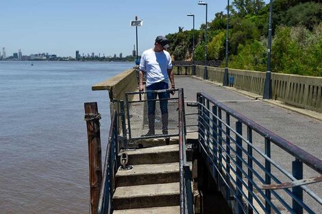 El concejal Cavatorta en el muelle.