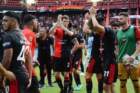 Los jugadores sabaleros saludan a su gente tras la obtención de tres puntos vitales (Fuente: Télam)