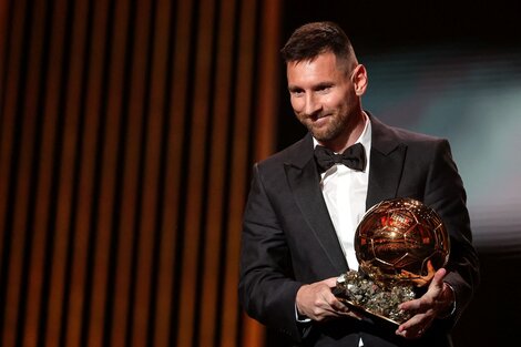 Messi con su familia en la alfombra roja en la previa de la gala. Foto: @ballondor