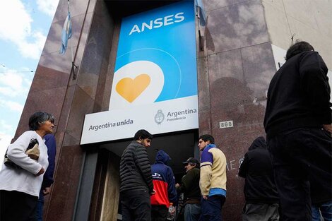 Si bien el trámite es online, hubo colas en Ansés para regularizar datos.