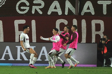 Torres celebra el primero granate con sus compañeros