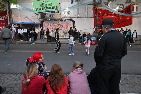 Tensión por el desalojo de 100 familias en Parque Patricios: negocian la suspensión del operativo