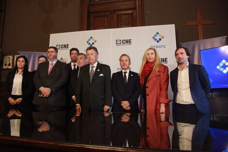 Los apoderados de los partidos junto a los jueces de la CNE, ayer en el sorteo del debate.