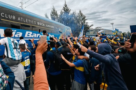 Los hinchas saludan a lo jugadores en la salida del predio de Ezeiza.