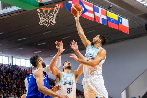 Con susto, la Selección de básquet se metió en las semifinales