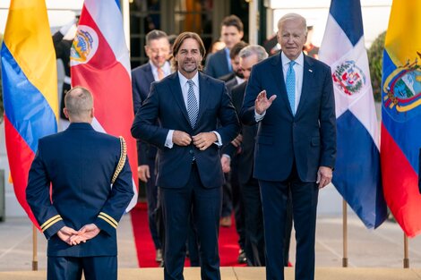 Lacalle Pou y Biden sonríen en la entrada a la Casa Blanca.