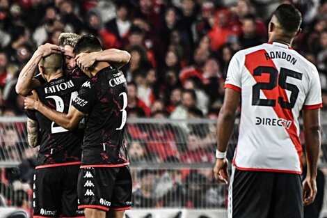 Copa de la Liga: Huracán dio el golpe en el Monumental y sueña