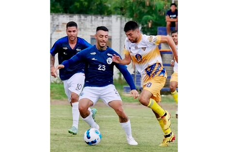 Marset (el que lleva la pelota) jugó en el club Los Leones El Torno. 