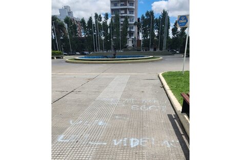 Las pintadas en la plaza San Martín de San Lorenzo.