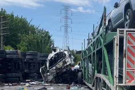 Impactante choque entre dos camiones en la autopista Panamericana