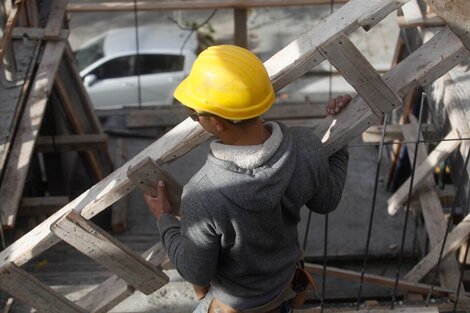 La construcción, hacia abajo