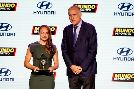 Estefanía Banini fue premiada en la Gala Femenina del Fútbol Europeo