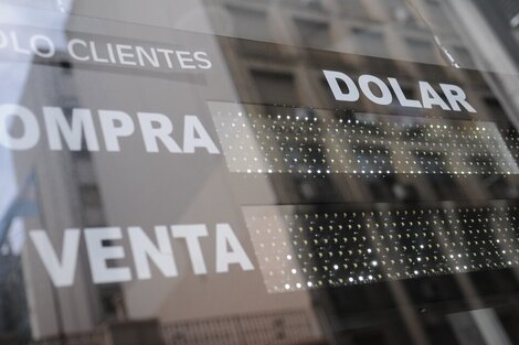 El dólar blue bajó a 890 pesos