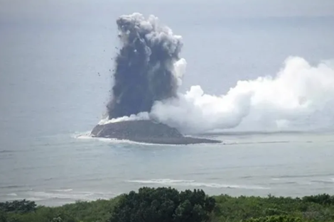 Japón: registran el momento en el que nace una isla