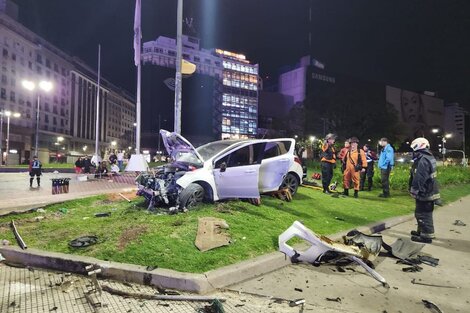 Chocó contra las vallas y se subió a la dársena del Obelisco: dos heridos