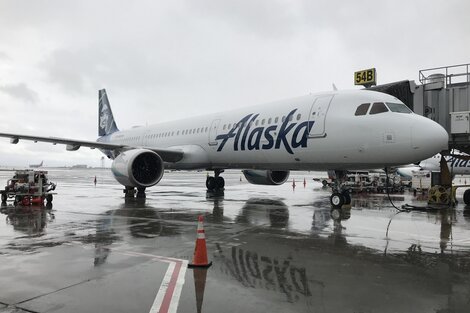 Un piloto de Alaska Airlines consumió hongos psicodélicos e intentó apagar los motores en pleno vuelo