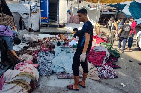 Cadáveres de palestinos a´piladosen el patio del hospital Al Shifa en Gaza.