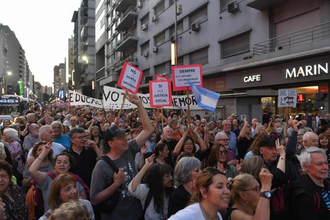 Una multitud respondió a la convocatoria de la Caminata por la Democracia.