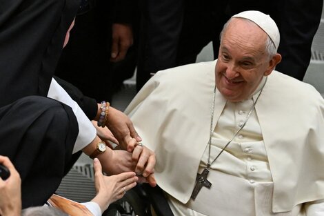 El papa Francisco aconseja separarse "un poco" del teléfono celular