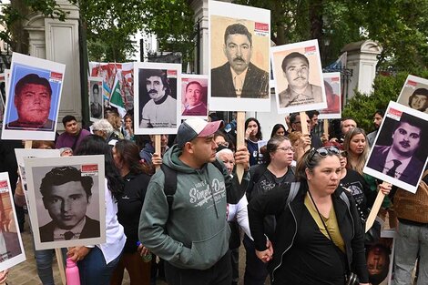 Organizaciones de derechos humanos y querellantes frente a los tribunales de calle Oroño.