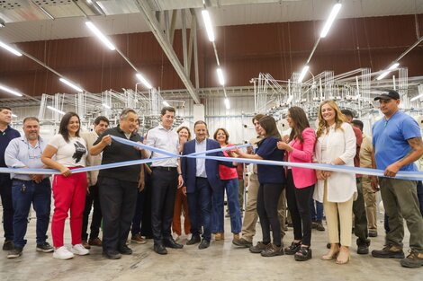 Wado de Pedro inauguró una fábrica textil en La Rioja