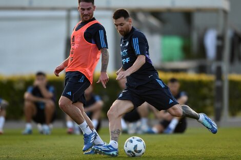 Messi y Mac Allister durante el entrenamiento