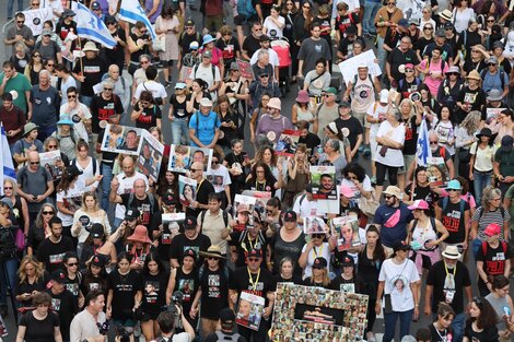 Familiares de rehenes de Hamas encabezan la marcha en Tel Aviv.