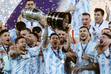 Messi con el trofeo de la Copa América 2021, en la que Argentina le ganó a Brasil.