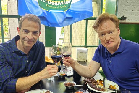 O'Brien (derecha) choca su copa junto al productor Jordan Schlansky en una parrilla de Liniers. Imagen: Twitter @ConanOBrien.