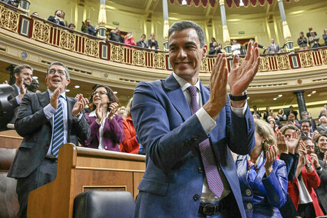 El español Pedro Sánchez consiguió su investidura y seguirá como primer ministro.