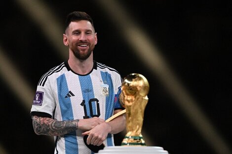 Lionel Messi con el trofeo de la Copa del Mundo.