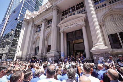 Abrazo simbólico de trabajadores del Banco Central contra el cierre que propone Milei