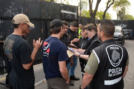 El momento en que detuvieron a Uki Deane por querer entrar con una credencial falsa al Monumental. Imagen: Policía de la Ciudad.