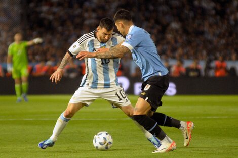 Messi en La Bombonera, frente a Uruguay.