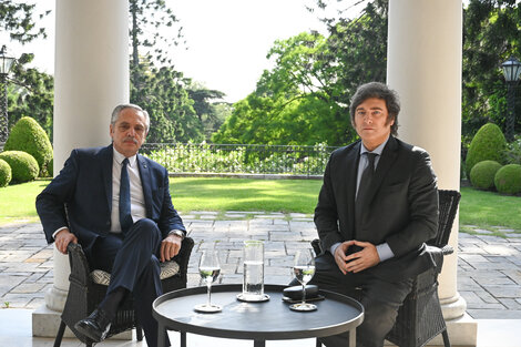 Rostros serios y dos copas con agua entre Alberto Fernández y Javier Milei.