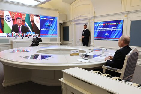 Xi y putin participan en la cumbre virtual de los BRICS.