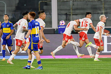 Los jugadores de Estudiantes fesejan el primer gol de la noche