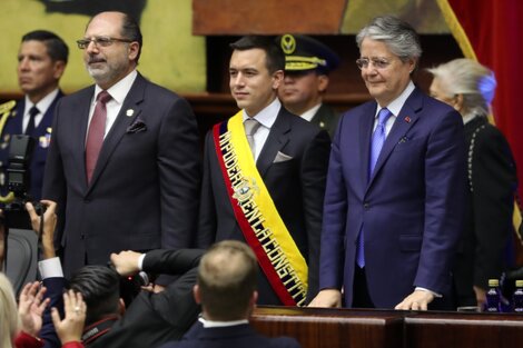 Noboa, conla banda presidencial, en el día de su jura como presidente.