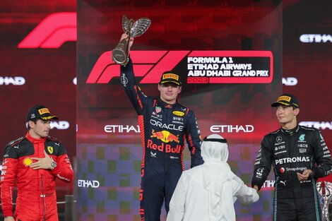 Verstappen levanta su trofeo en Arabia Saudita (Fuente: AFP)