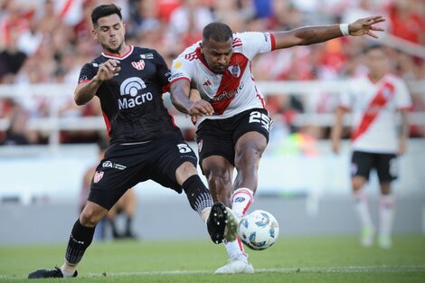 El venezolano Rondón domina la pelota ante Bochi (Fuente: Fotobaires)