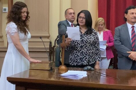 Salta: una diputada de La Libertad Avanza juró vestida de novia