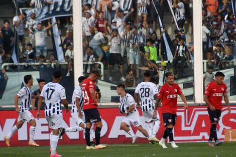 Rodrigo Garro festeja tras su golazo de tiro libre (Fuente: Télam)