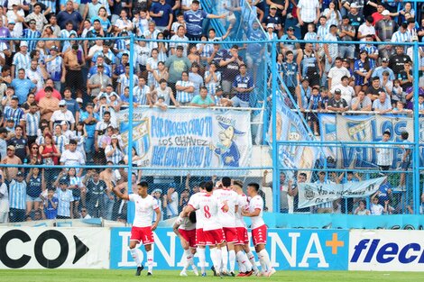 Todo Huracán festeja en rodeo ajeno (Fuente: Télam)