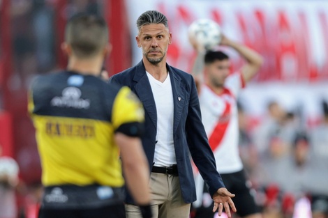 Demichelis parece reclamar algo al juez de línea; empató River (Fuente: Fotobaires)