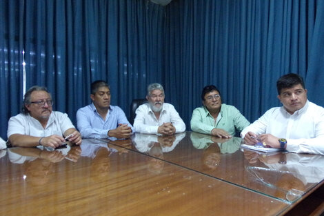 Parte del Frente Gremial Estatal salteño durante la conferencia de prensa de ayer.