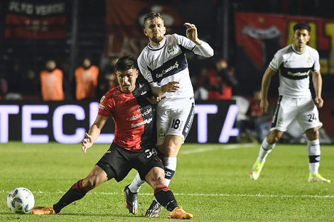 Vega vuelve en Colón y Colazo estará en la defensa del Lobo. (Fuente: Fotobaires)